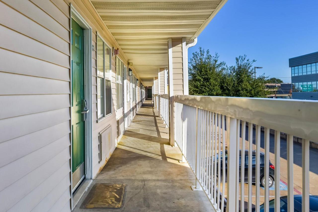 Hometowne Studios By Red Roof Dallas - North Addison - Tollway Εξωτερικό φωτογραφία