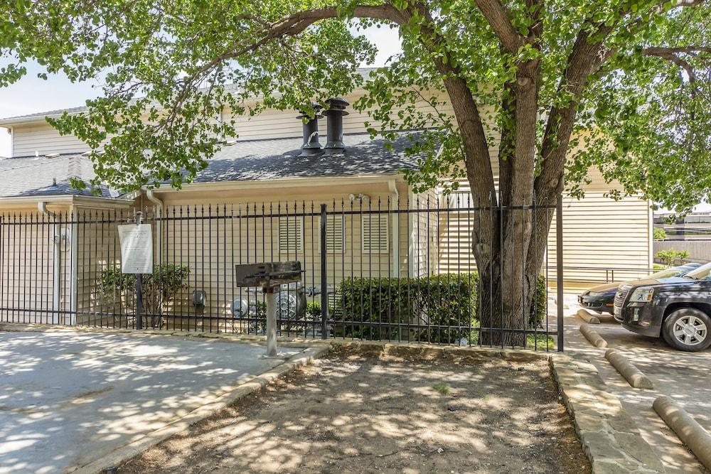 Hometowne Studios By Red Roof Dallas - North Addison - Tollway Εξωτερικό φωτογραφία