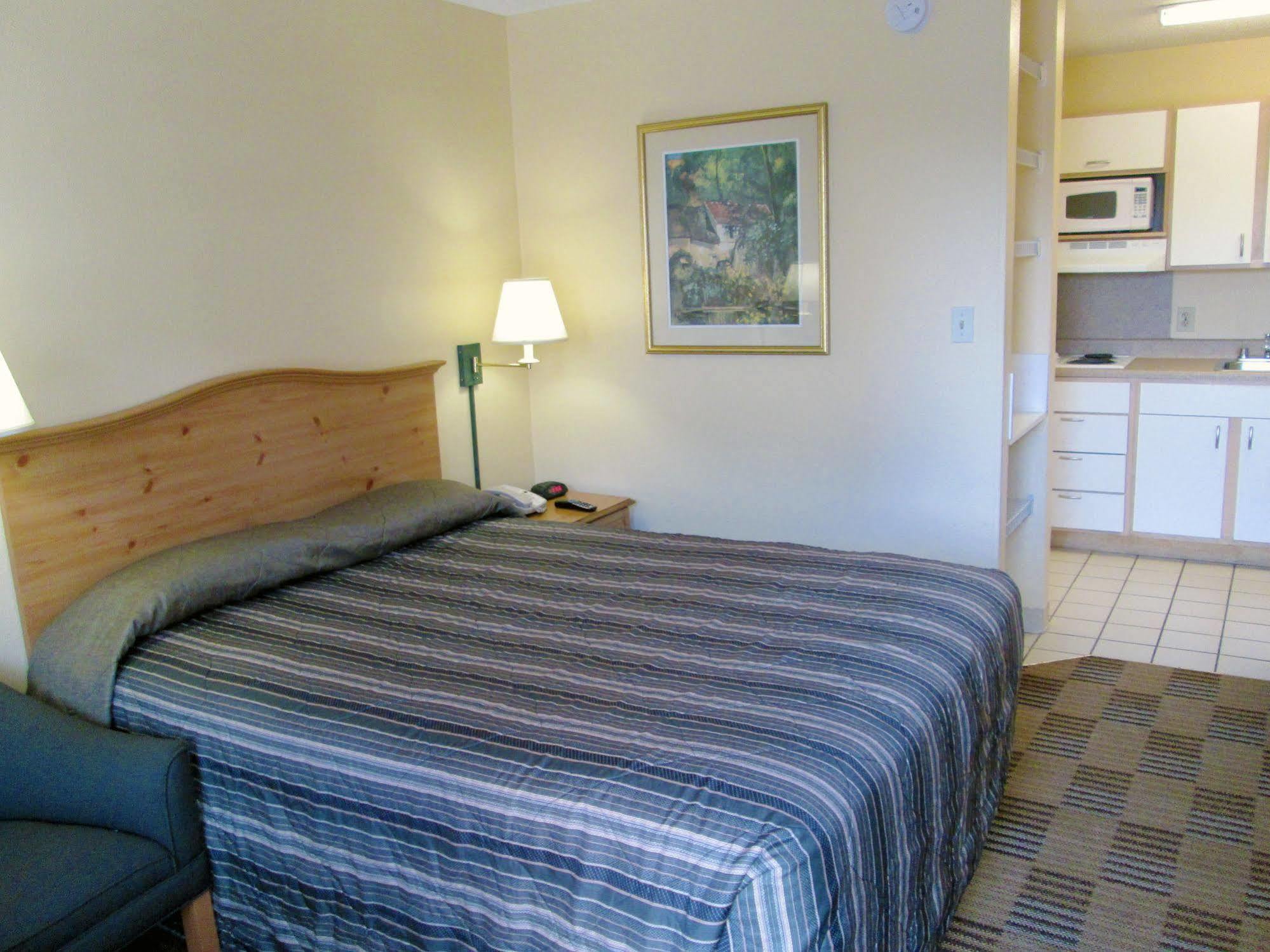 Hometowne Studios By Red Roof Dallas - North Addison - Tollway Εξωτερικό φωτογραφία